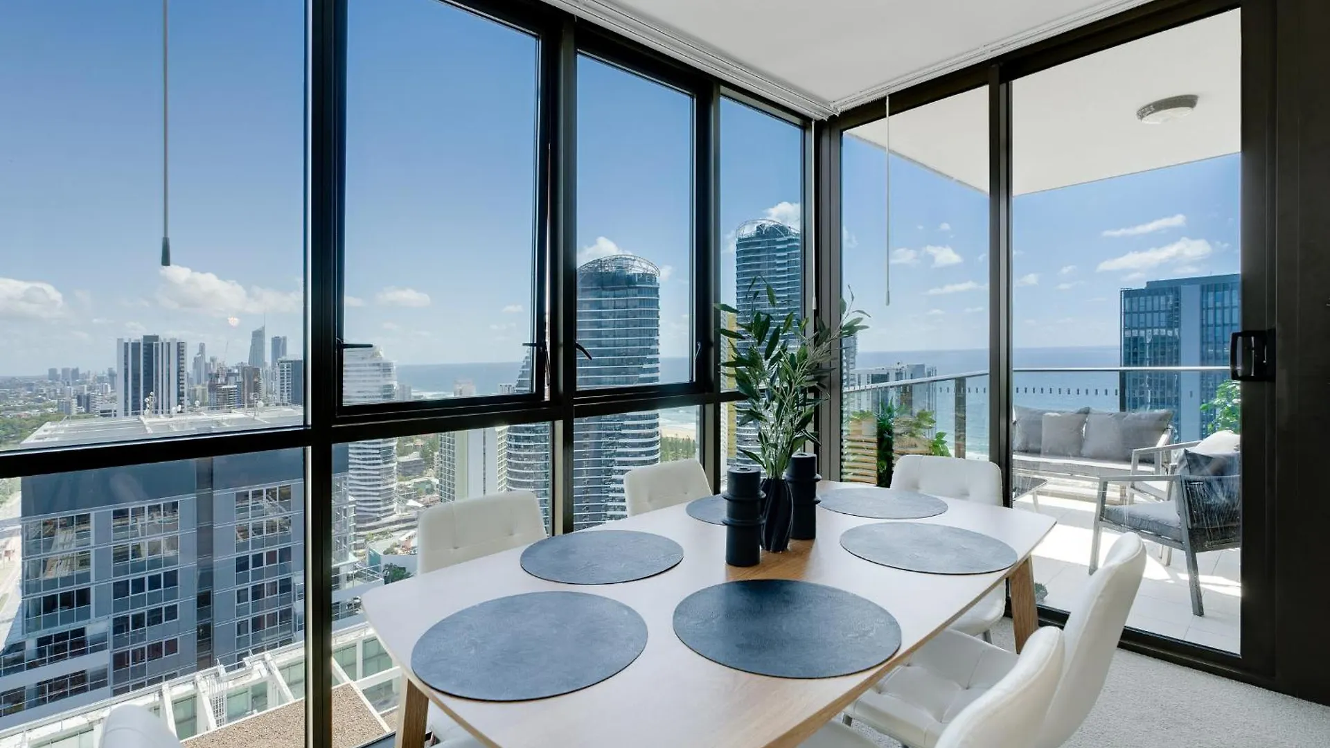 Luxury 2-Br Penthouse With Stunning Ocean Views Apartment Gold Coast