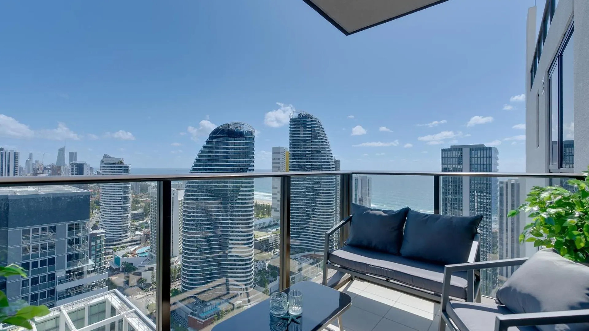 Luxury 2-Br Penthouse With Stunning Ocean Views Apartment Gold Coast